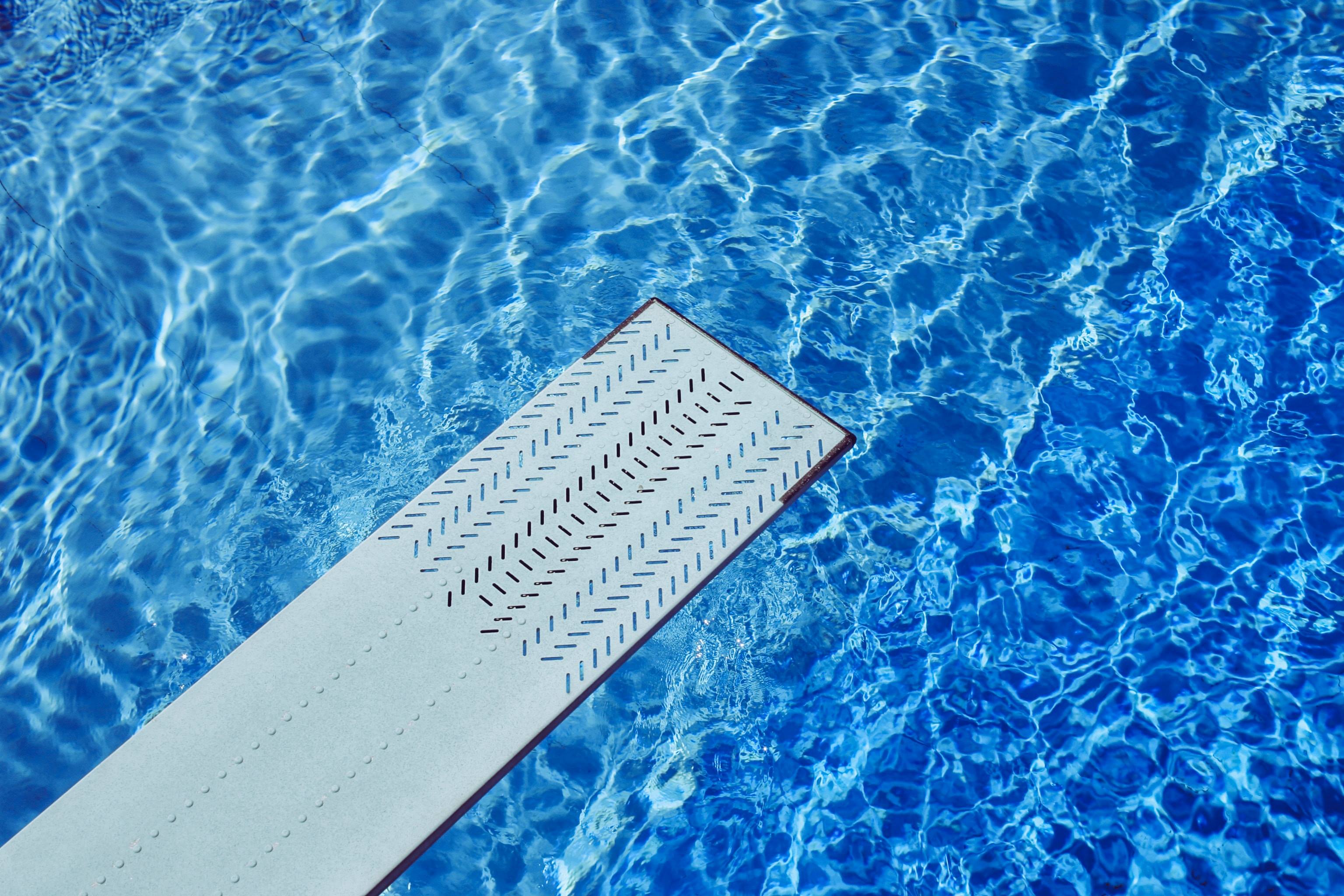 La piscina è un luogo rinfrescante e divertente dove trascorrere il tempo durante le calde giornate estive. Tuttavia, il contatto prolungato con l'acqua clorata può avere effetti negativi sugli occhi